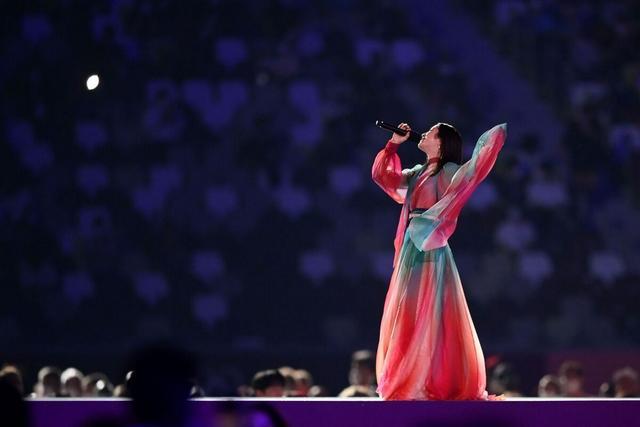 东京奥运会闭幕式女歌手